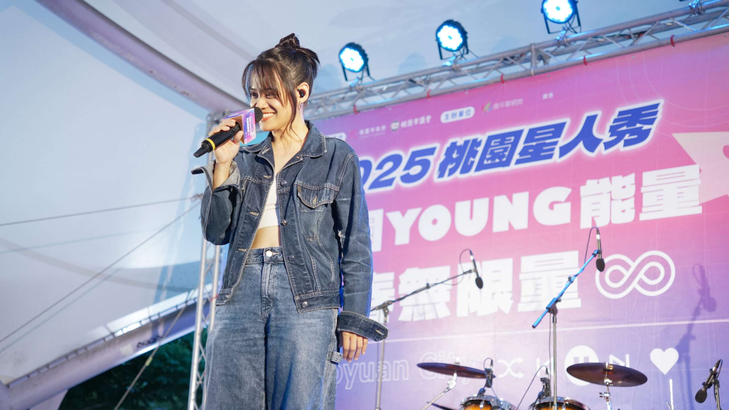 圖說：「2025桃園星人秀」複賽邀請郭芝吟擔任評審並現場演唱照片來源：桃園市政府青年 scaled