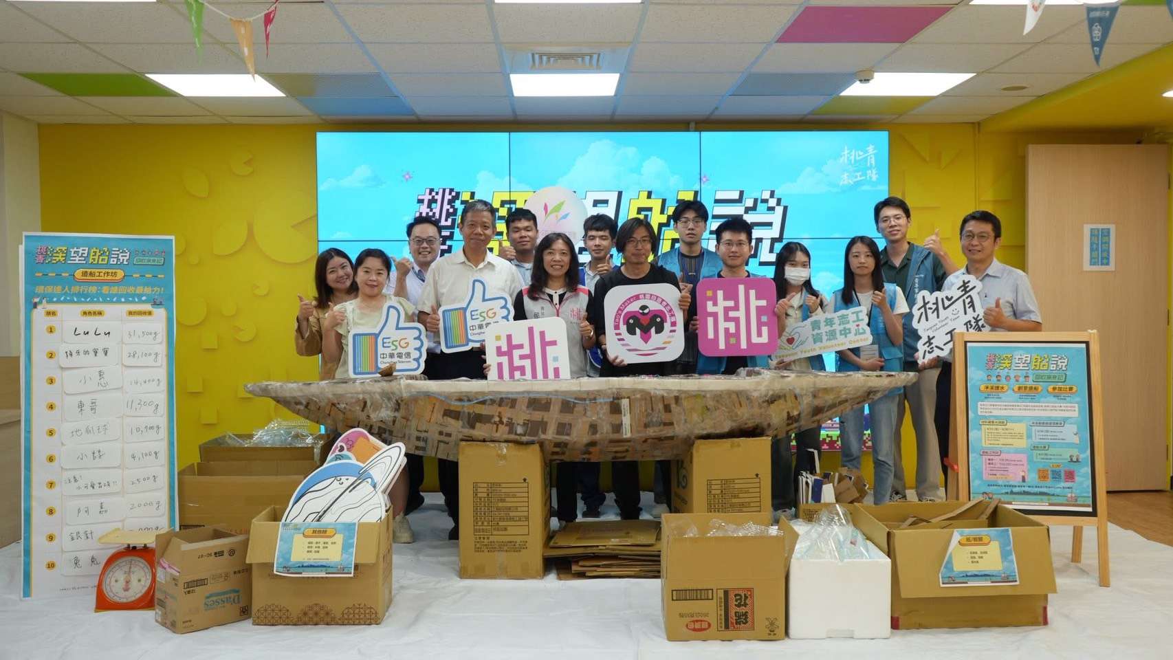 圖說：桃園市青年事務局與參賽Maker於造船工作坊打造比賽船隻。