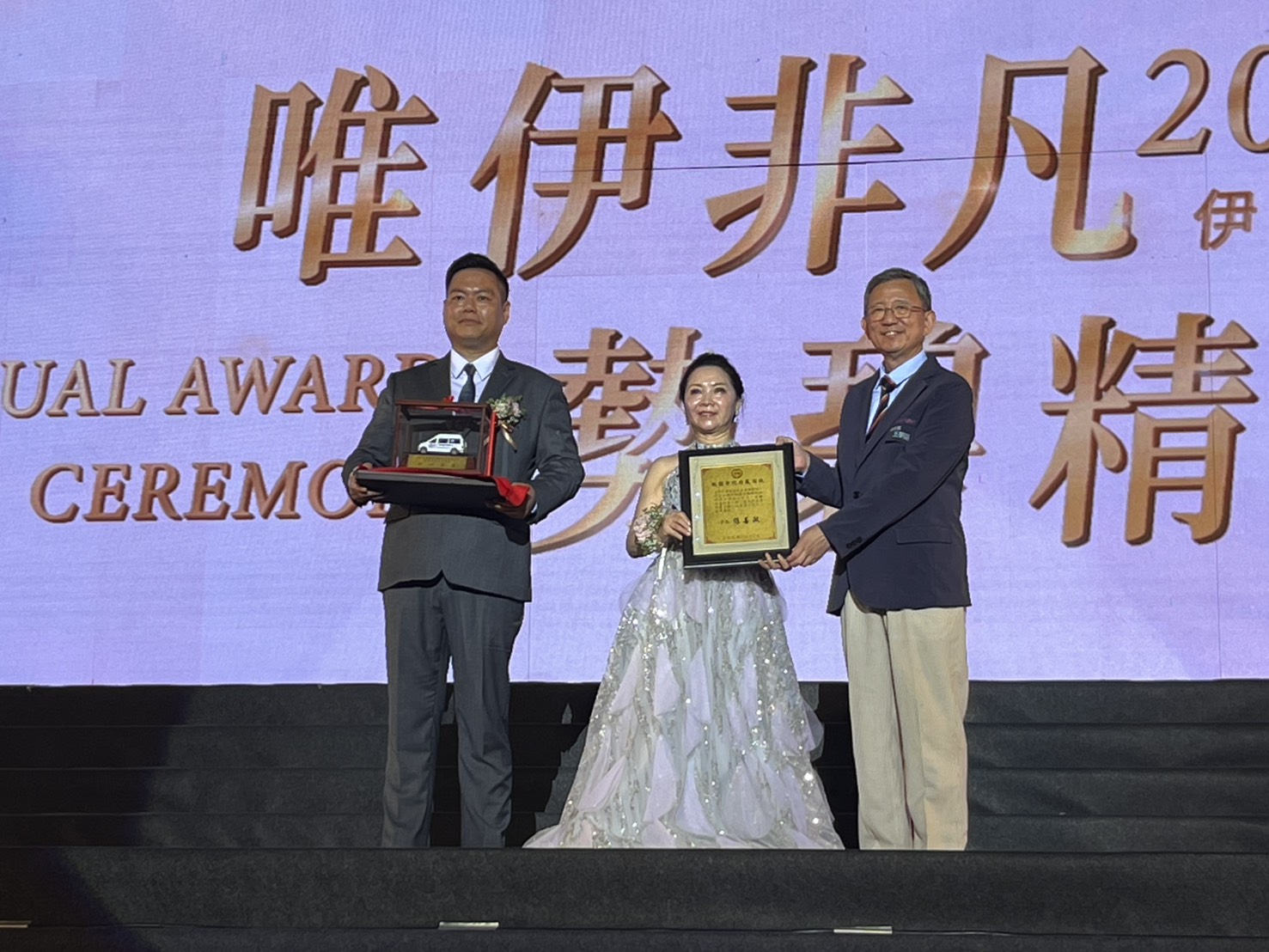 王副市長回贈復康巴士獎座模型及物資感謝牌，感謝伊絲碧媞國際有限公司熱心公益，愛