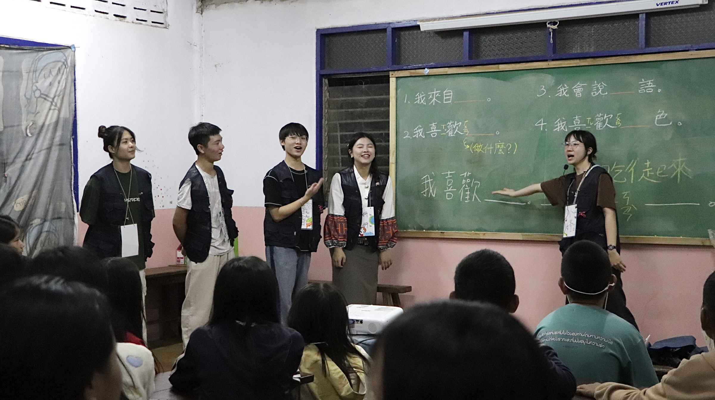 03 中原大學與中壢高商志工們帶動遊戲，讓孩子們快樂開口說中文。 0