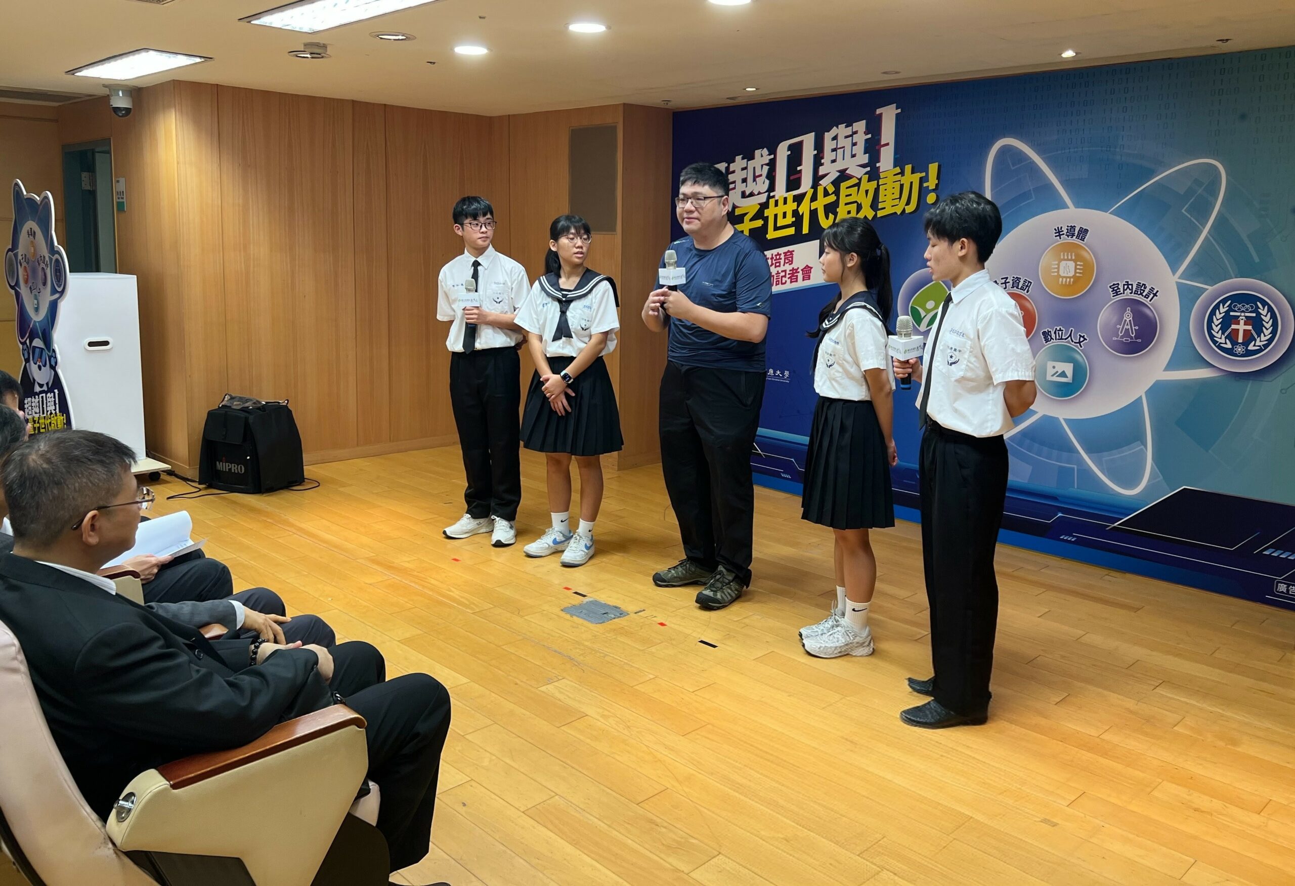 06 中原大學智慧運算與大數據學士班助理教授黃琮暐圖中介紹中原豐富的「量子計算入門 scaled