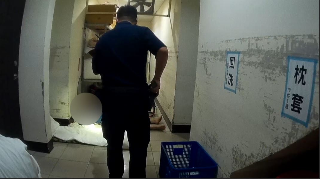 失聯11年半!移工心虛躲旅館「倒頭就睡」警1招破解逮人 1 1