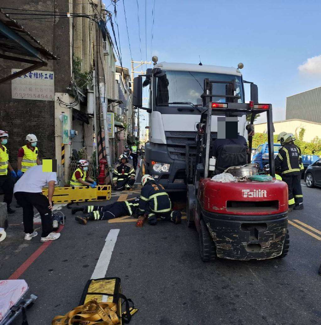 過馬路遇死劫!7旬婦捲曳引車底當場身亡 1058676