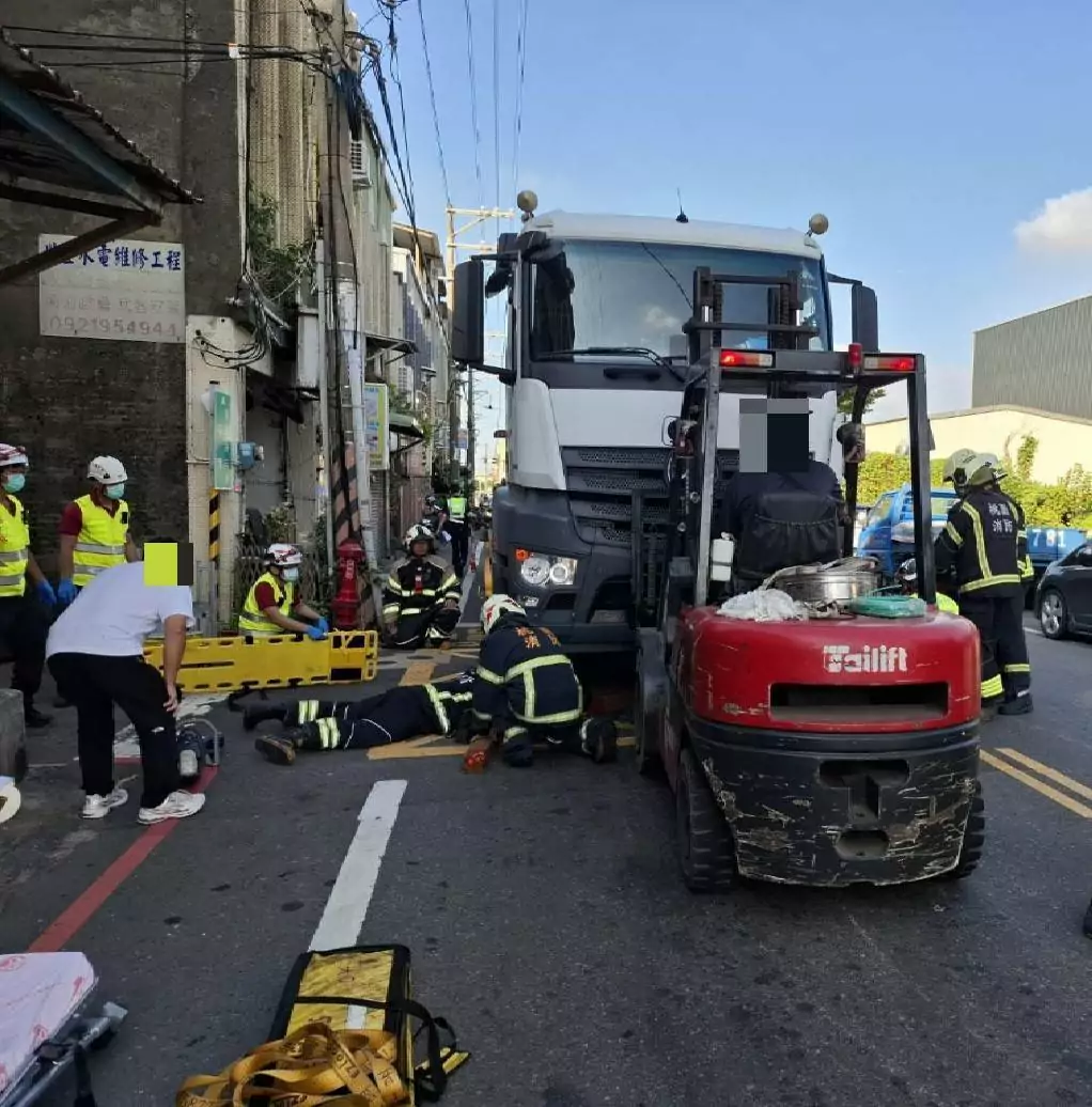 過馬路遇死劫!7旬婦捲曳引車底當場身亡 1058676