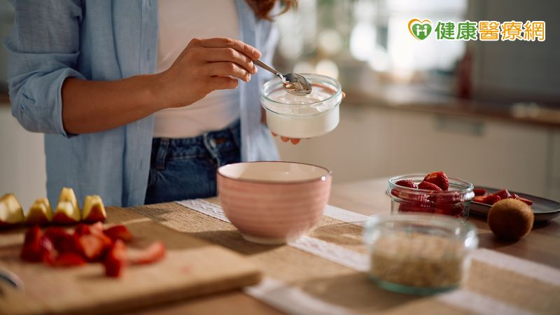 吃「優格加水果」減肥反變胖?營養師揭3大熱量陷阱 快掌握正確搭配法