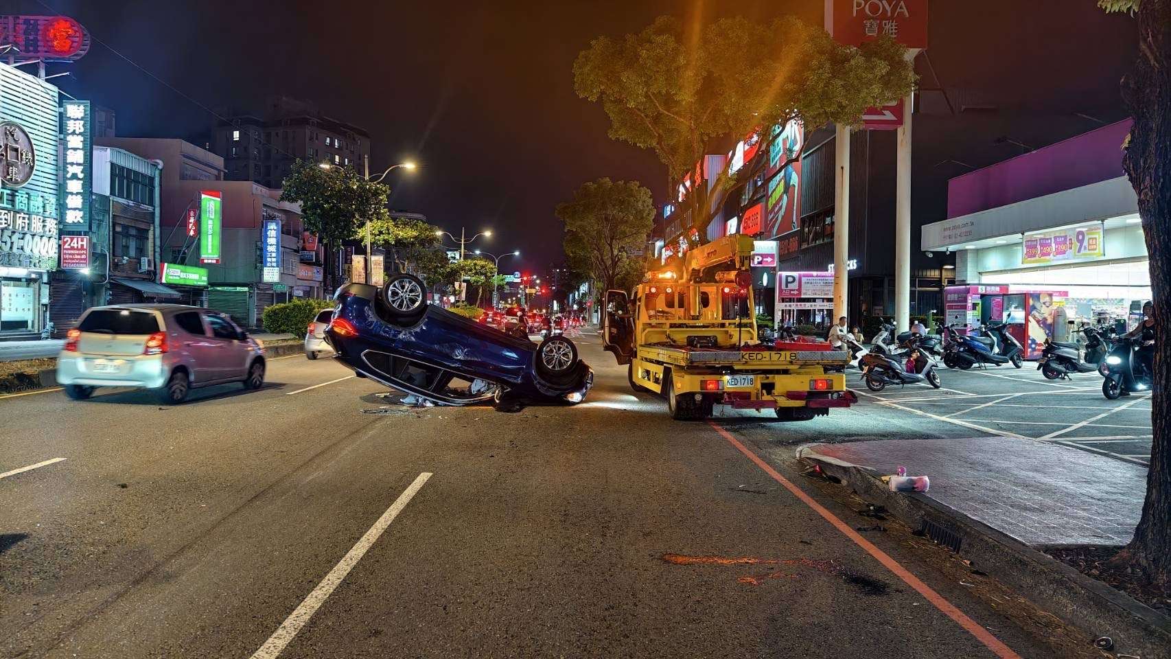 駕駛疑癲癇突發撞樹翻車 中壢一家三口受傷送醫