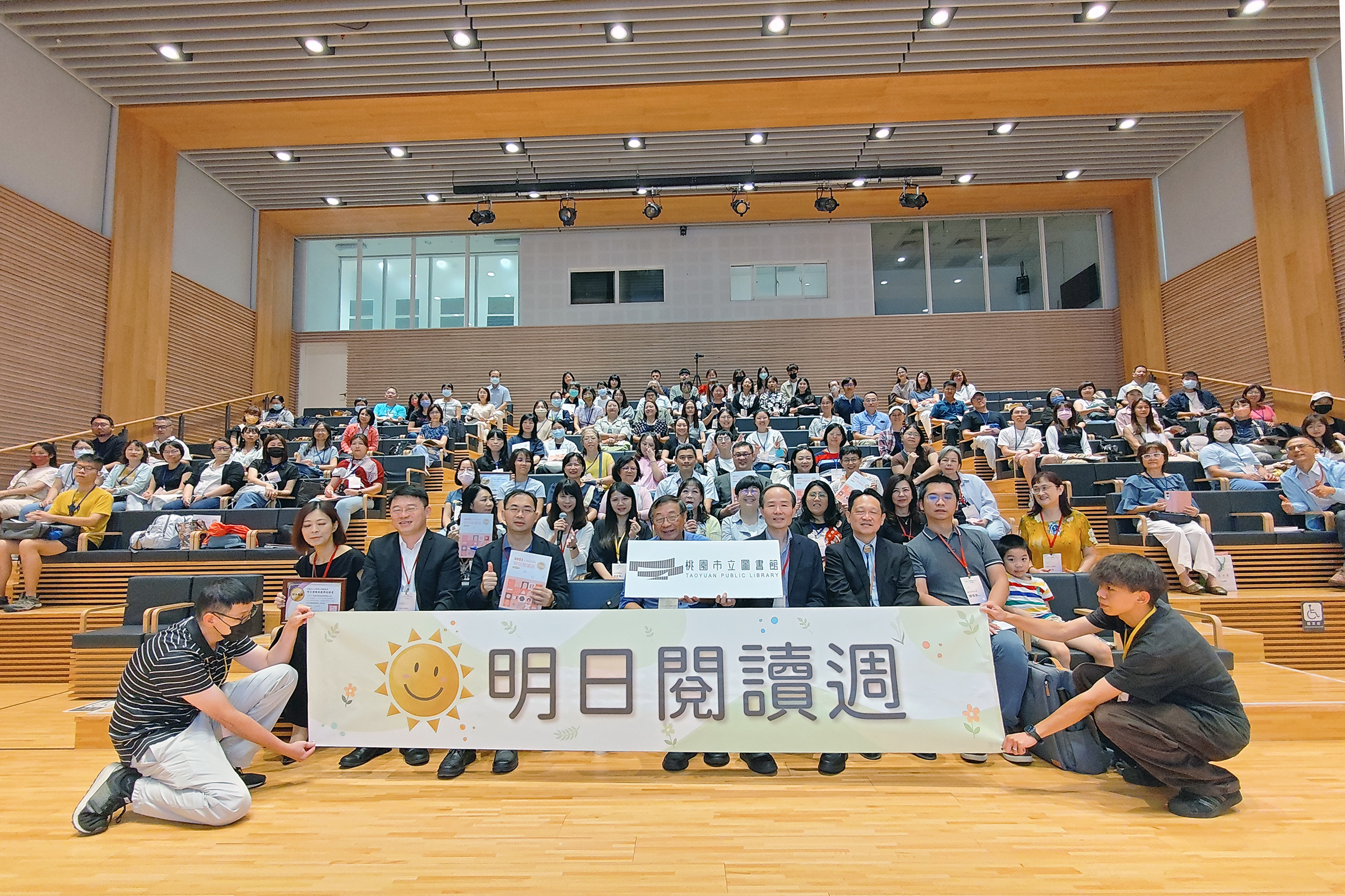 迎接數位時代挑戰 中央大學攜手協會、圖書館推「身教閱讀」 1140804 003