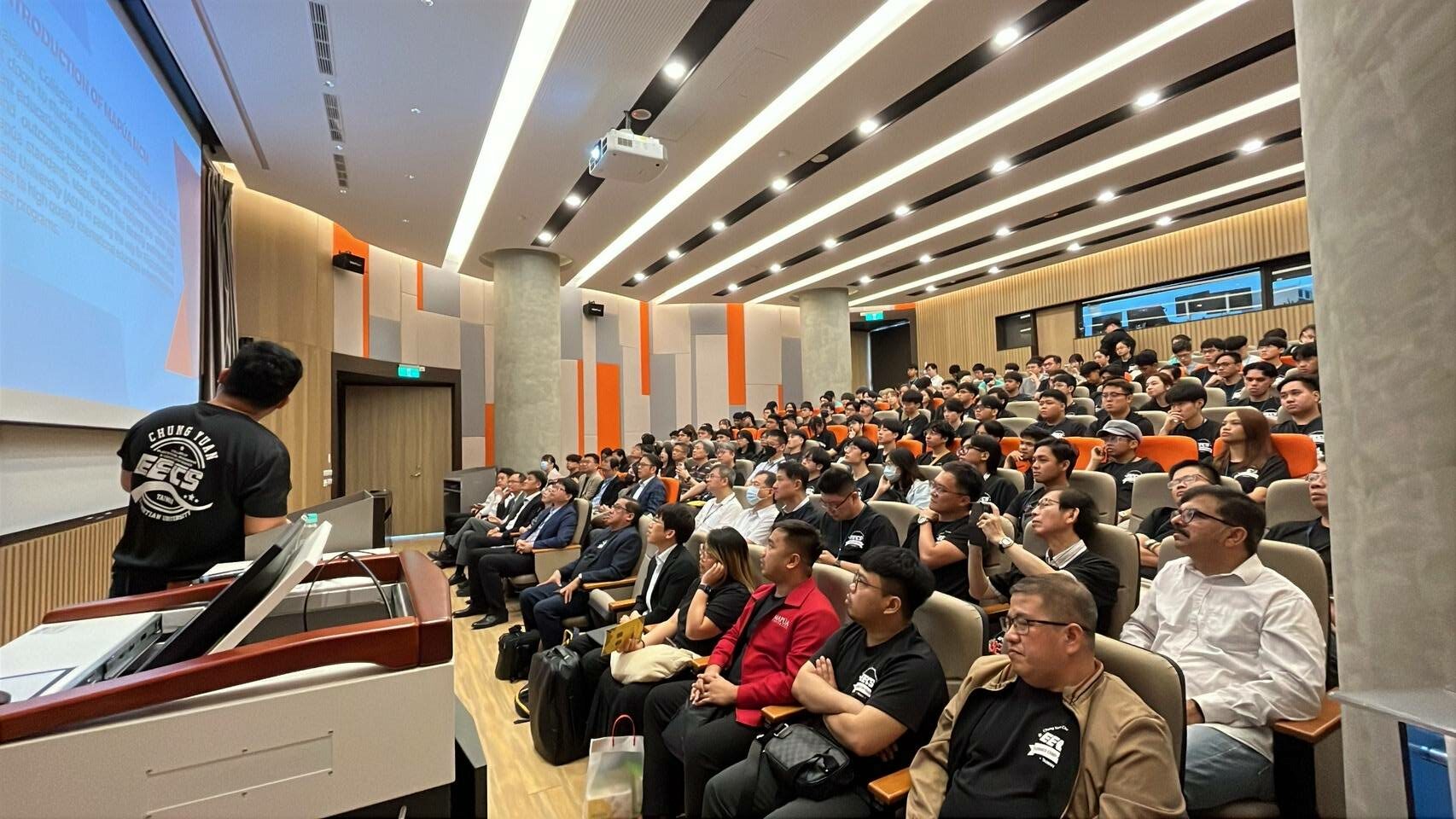 中原大學國際暑期營隊登場 英特爾、華碩加持深化學習成效 1234684684 5 rotated