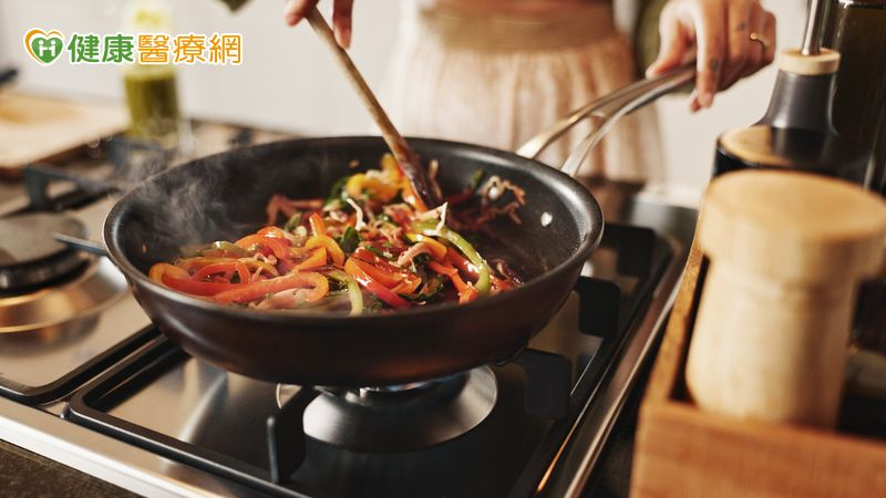 久咳不癒可能是「廚房油煙」惹禍!醫曝危害不輸二手菸 WHO列肺癌危險因子