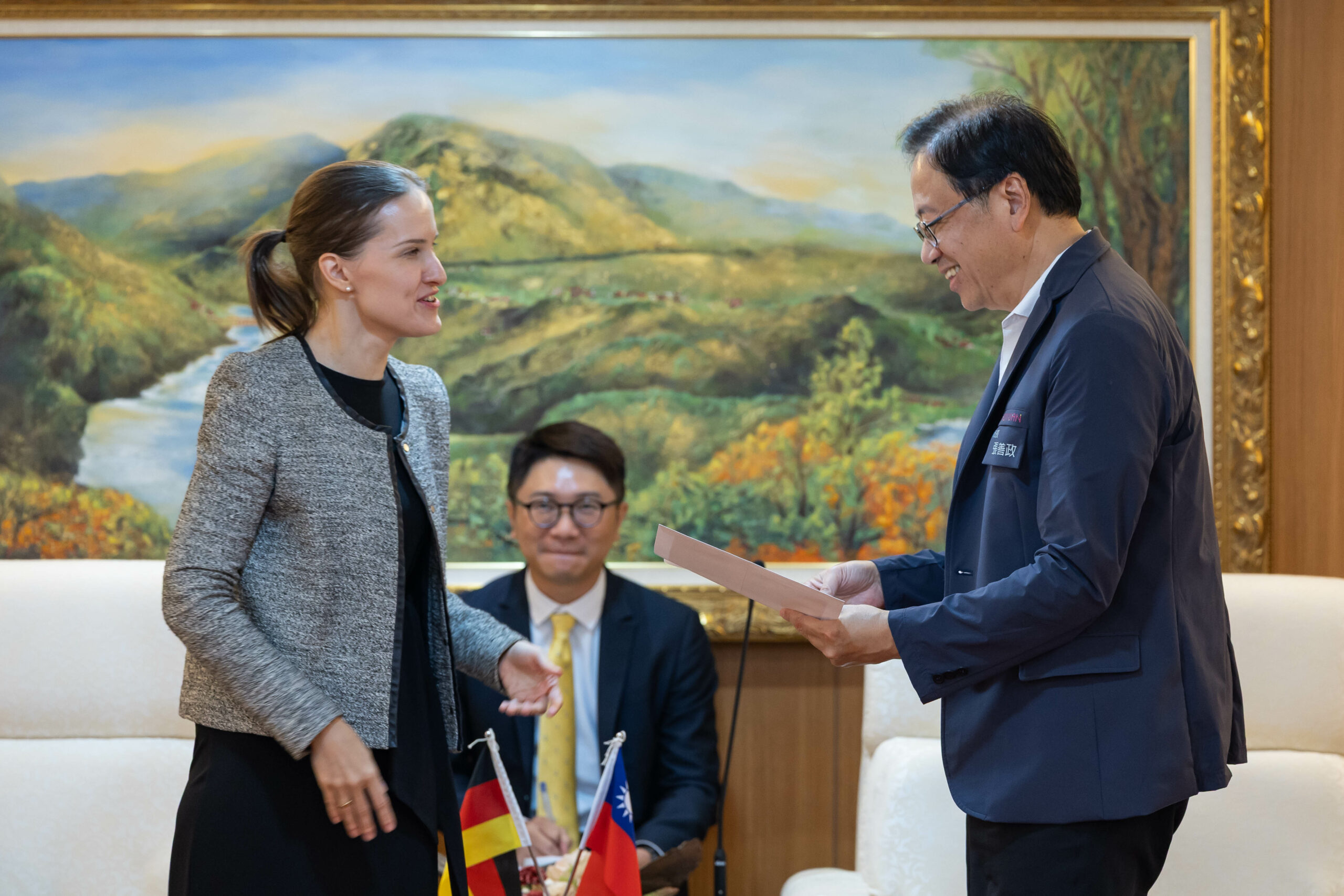 張善政、德國經濟辦事處長會面交流 聖誕市集今年首度移師桃園 13241 4 scaled