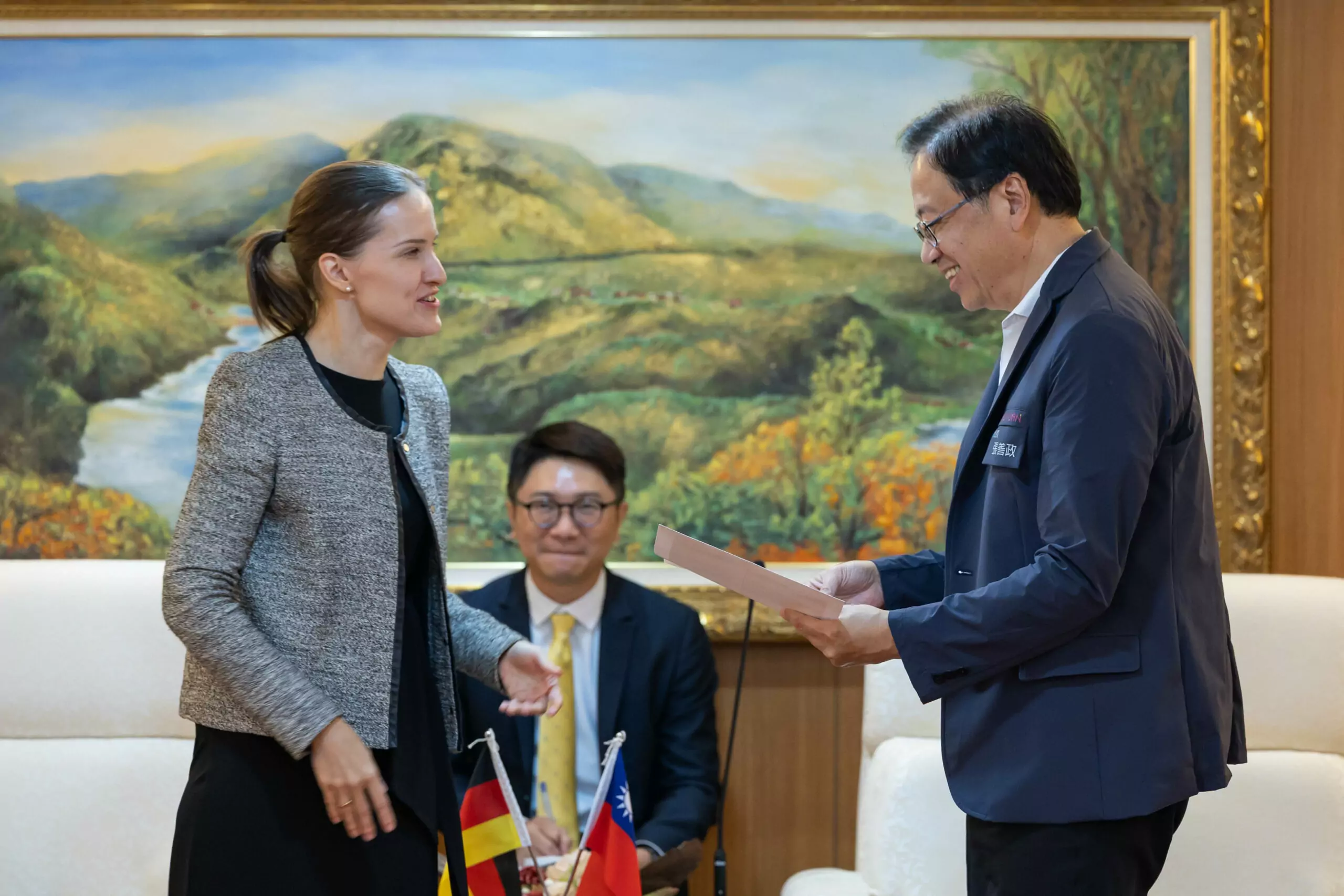 張善政、德國經濟辦事處長會面交流 聖誕市集今年首度移師桃園 張善政、德國經濟辦事處長會面交流 聖誕市集今年首度移師桃園