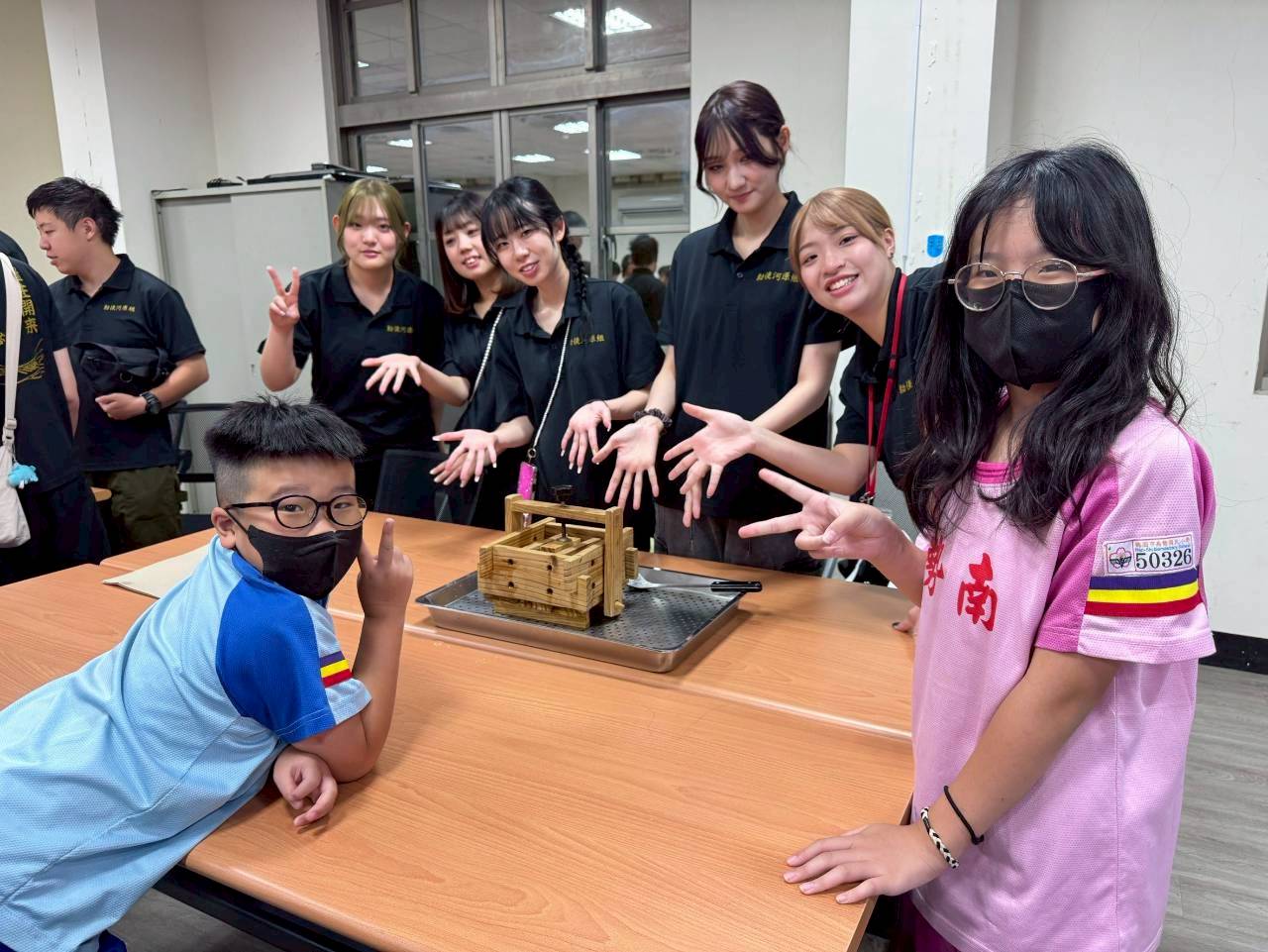 延續友好咖啡精神!日大學生、南勢國小攜手設計家徽 深化情誼 13355461 2