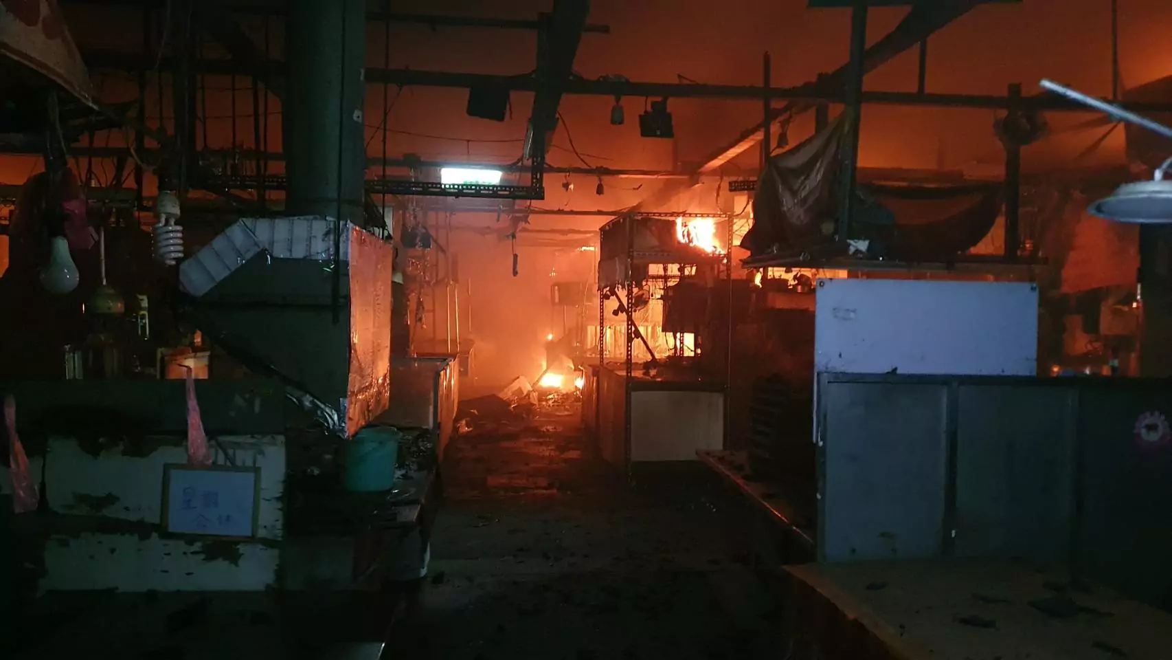中壢環東市場深夜大火!桃園消防出動53人緊急灌救 中壢環東市場深夜大火!桃園消防出動53人緊急灌救