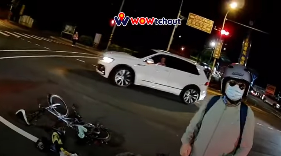 夜戴墨鏡騎車釀禍?桃園男左轉撞傷自行車騎士 1754031551352