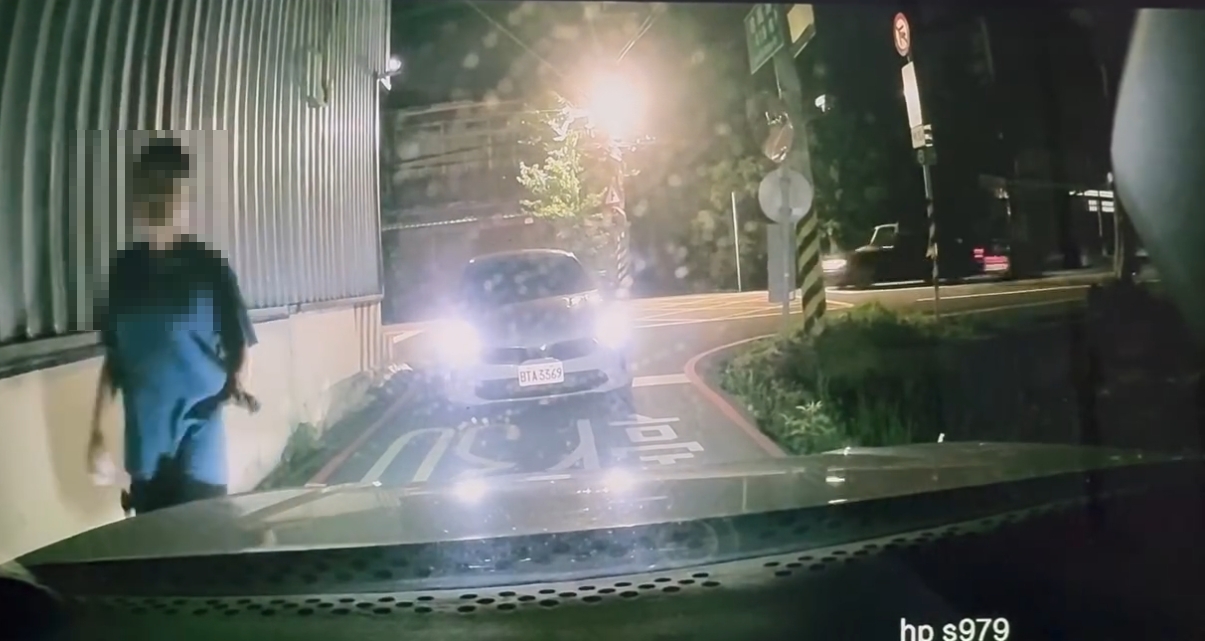【有片】八德男疑酒醉脫序!失控拍車引擎蓋 行車紀錄器全錄下 1754190301546