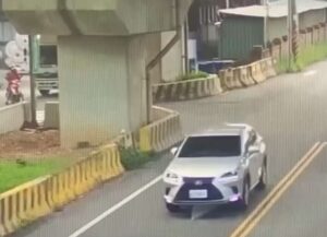 桃園楊梅清晨驚傳街頭搶車 女車主遭持刀威脅、20萬現金也遭竊