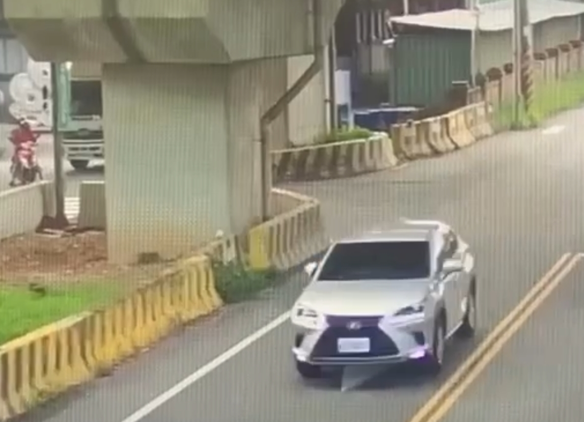 桃園楊梅清晨驚傳街頭搶車 女車主遭持刀威脅、20萬現金也遭竊 1754210701375