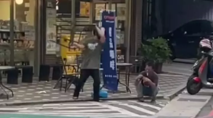 【有片】桃園驚傳街頭暴力!男超商外拿椅砸人 警方說話了 【有片】桃園驚傳街頭暴力!男超商外拿椅砸人 警方說話了