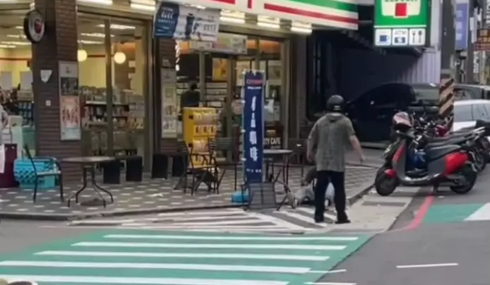 【有片】桃園驚傳街頭暴力!男超商外拿椅砸人 警方說話了 1755755017538