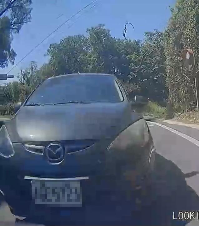 【有片】逆向行駛衝撞女騎士!小客車下秒「誇張行徑」全都錄 1755930638730