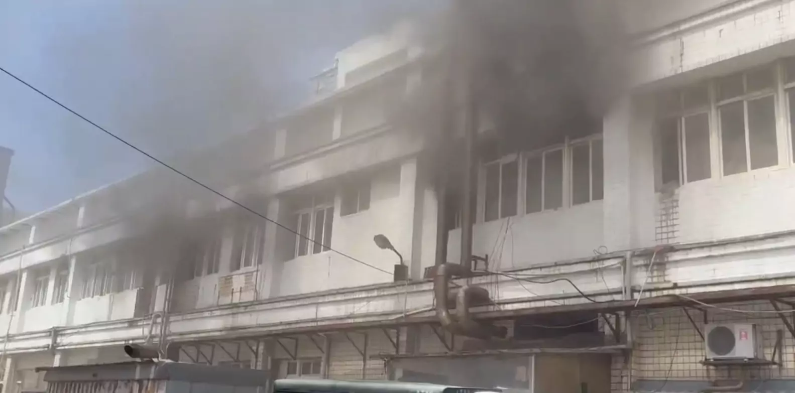 大園竹圍漁港驚傳火警!海產餐廳狂竄濃煙 42名桃園消防緊急灌救 大園竹圍漁港驚傳火警!海產餐廳狂竄濃煙 42名桃園消防緊急灌救