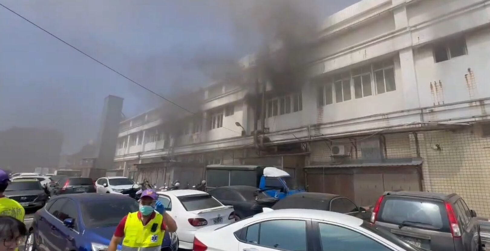 大園竹圍漁港驚傳火警!海產餐廳狂竄濃煙 42名桃園消防緊急灌救 1756015911977 e1756016433615
