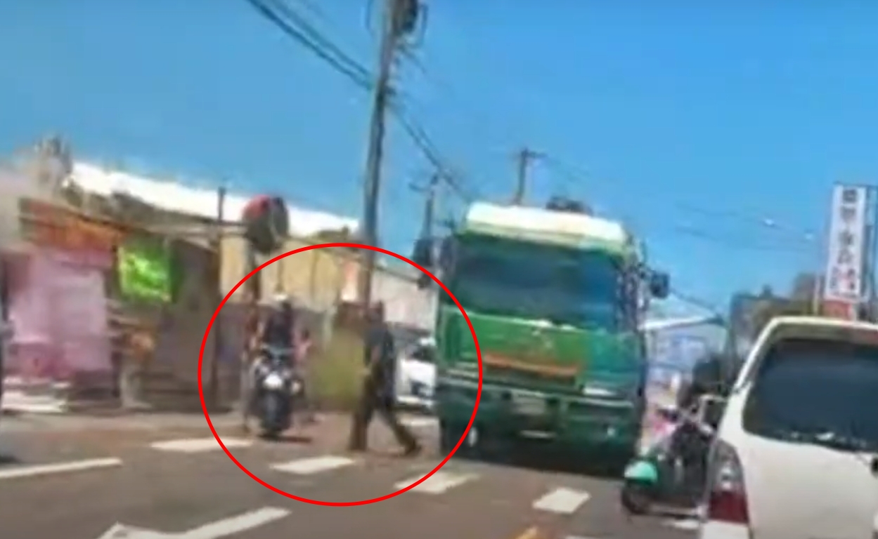 【有片】惡劣!逼車遭按喇叭 司機竟下車狂揍騎士 1756279834198 0
