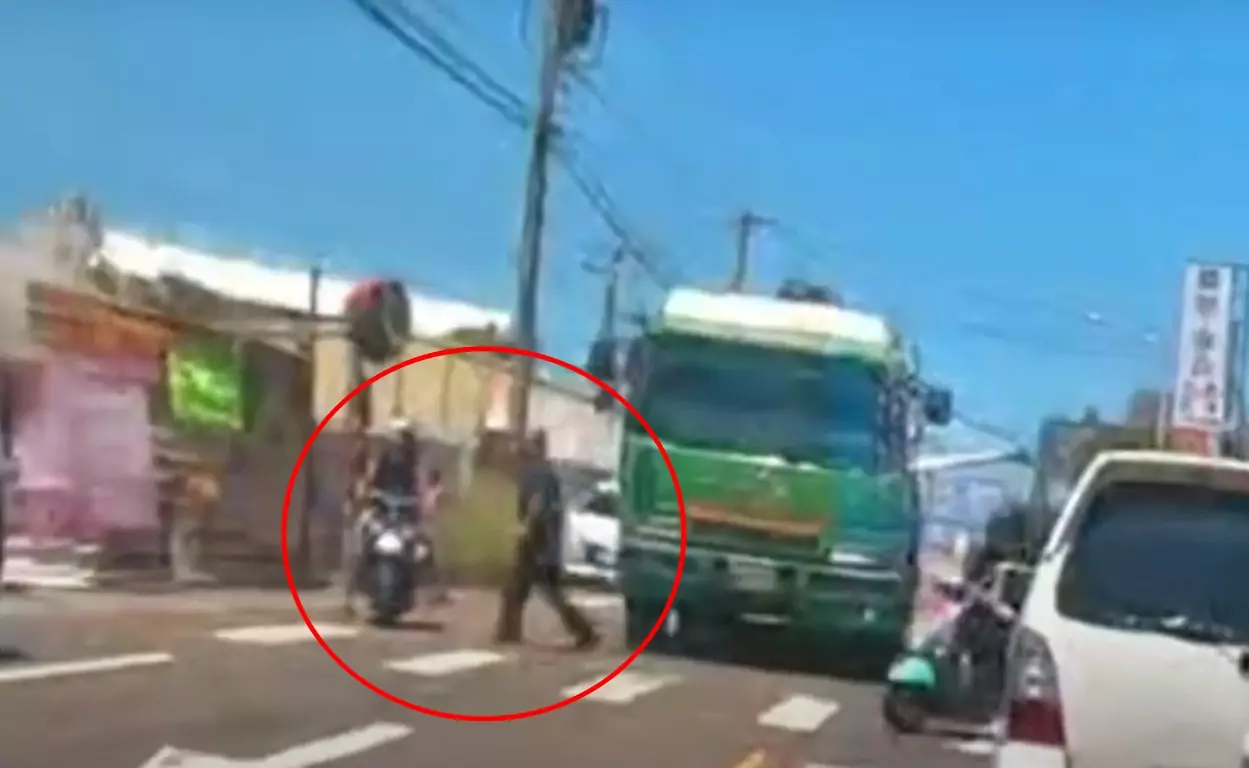 【有片】惡劣!逼車遭按喇叭 司機竟下車狂揍騎士 1756279834198 0