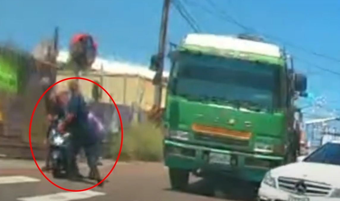【有片】惡劣!逼車遭按喇叭 司機竟下車狂揍騎士 1756279862019 0