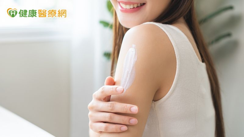 炎炎夏日擦乳液好難受! 醫建議「這樣做」穩定控制病情