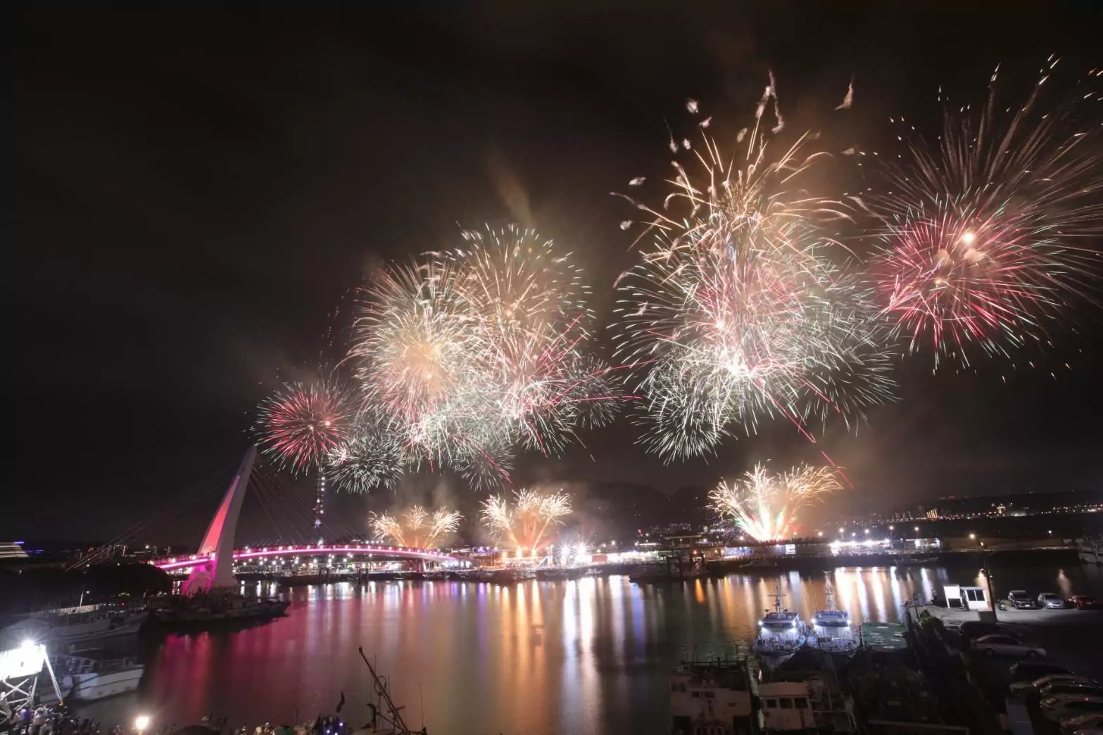 仲夏繽紛樂煙火秀8/10首放 近6萬人齊聚漁人碼頭賞煙花、觀北藝季走秀 仲夏繽紛樂煙火秀8/10首放 近6萬人齊聚漁人碼頭賞煙花、觀北藝季走秀