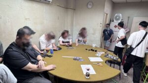 桃園警攻堅天九牌賭場逮24人 賭客竟異想天開「雪藏鈔票」躲查緝