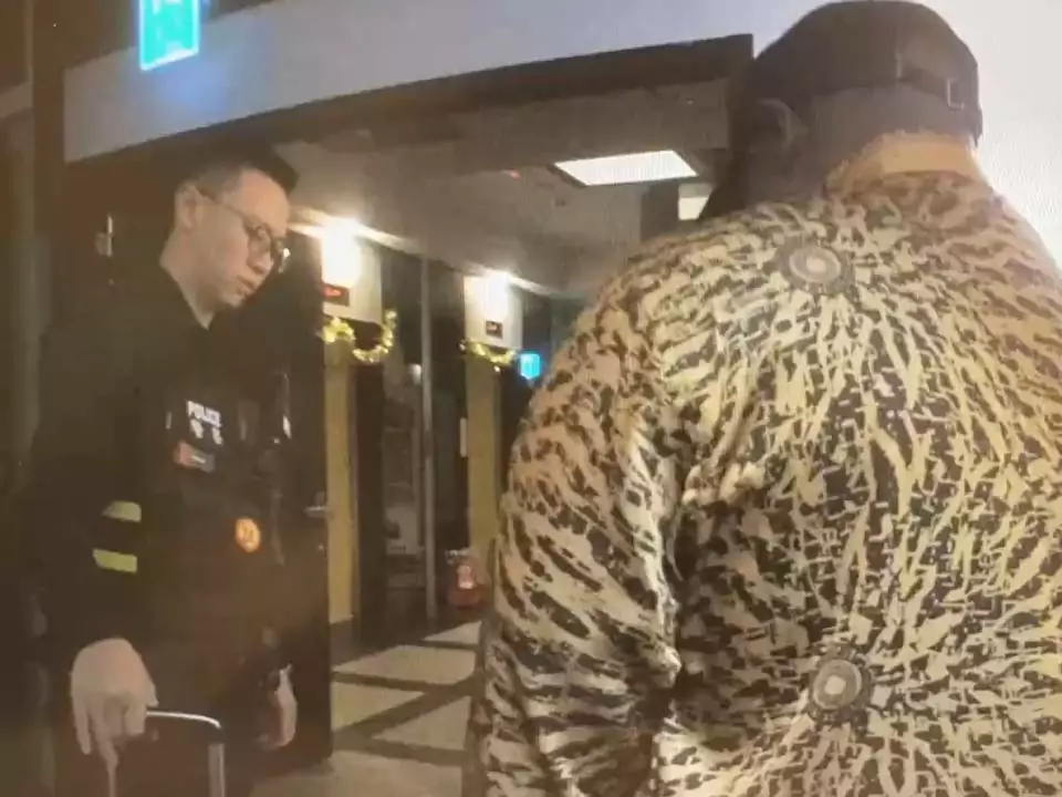 桃園燒烤店遭「黑紙洗美金」詐騙1700萬 警逮一嫌依法偵辦 桃園燒烤店遭「黑紙洗美金」詐騙1700萬 警逮一嫌依法偵辦