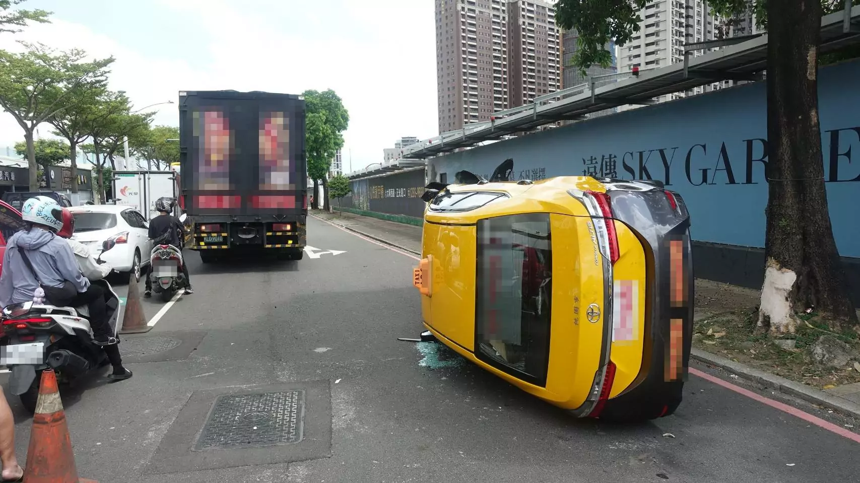 【有片】驚險瞬間!大貨車突偏移碰撞 計程車翻覆橫倒路中 【有片】驚險瞬間!大貨車突偏移碰撞 計程車翻覆橫倒路中