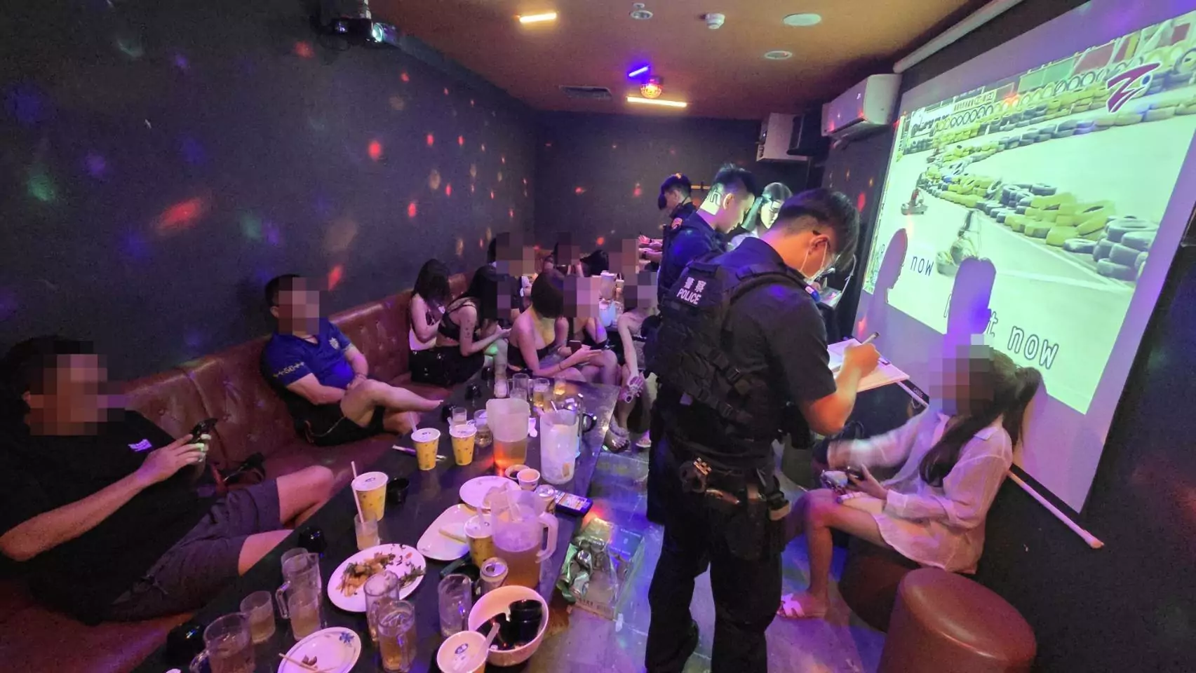 桃警突襲KTV 查獲21名泰籍女子持觀光簽變相陪酒 桃警突襲KTV 查獲21名泰籍女子持觀光簽變相陪酒
