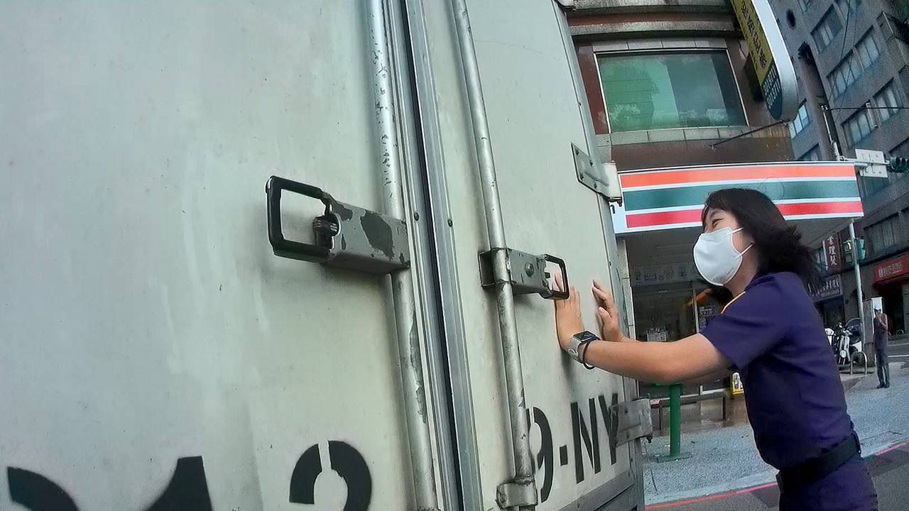 貨車突拋錨尷尬卡路中 桃警、實習生推車助解圍 2270580 0