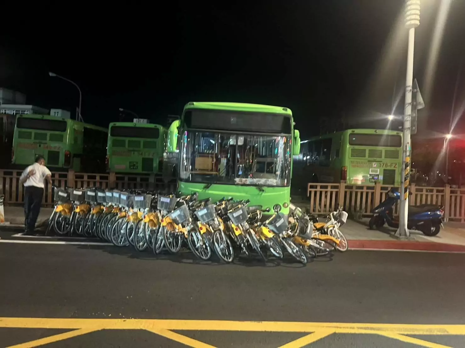【有片】桃園公車「騎上30台YouBike」 機車騎士差1秒遭殃 【有片】桃園公車「騎上30台YouBike」 機車騎士差1秒遭殃