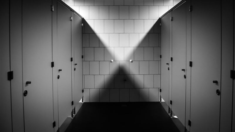 廁所掛鉤兩根並列原因曝 掀網友熱議