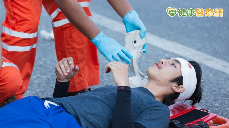 國道工作員撿危物遭撞肋骨斷14處 微創手術助重拾自由呼吸