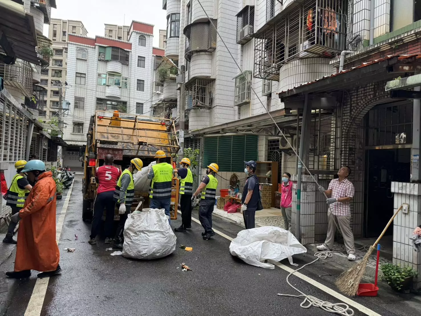中壢弱勢戶回收物堆積如山 桃園清潔隊、志工合力清出7噸垃圾 中壢弱勢戶回收物堆積如山 桃園清潔隊、志工合力清出7噸垃圾
