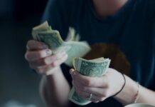 法籍男唬爛「黑紙洗美金」 被逮後辯不認識受害者