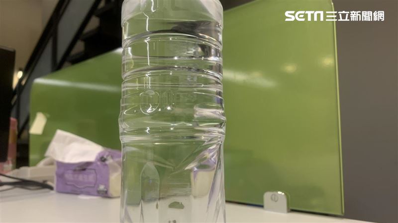 瓶裝水放車上太久別喝!研究揭露恐喝進大量塑膠微粒