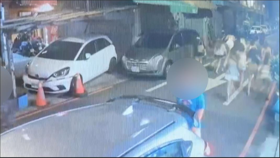 【有片】見警臨檢急喊「快跑」10名泰籍女子違法坐檯仍遭逮 2 0 3