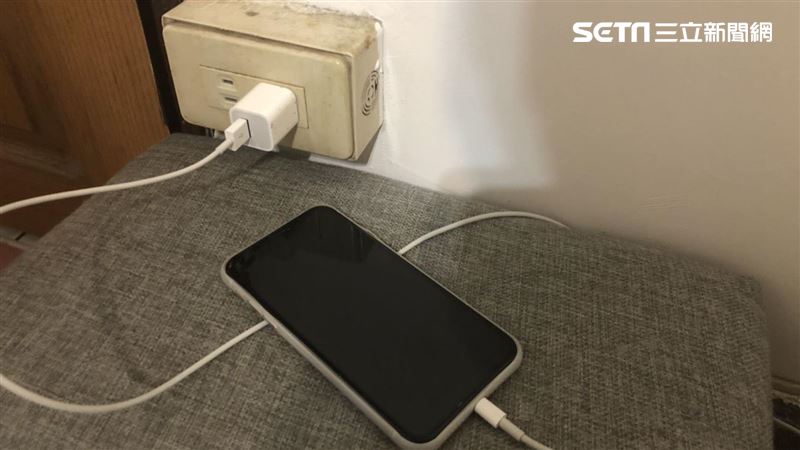 睡覺充電惹禍 3C達人燒壞兩支iPhone後改變使用習慣
