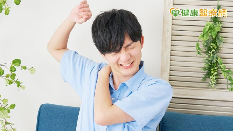 髮型師右肩痛到舉不起手 「1治療」助擺脫五十肩重回工作崗位