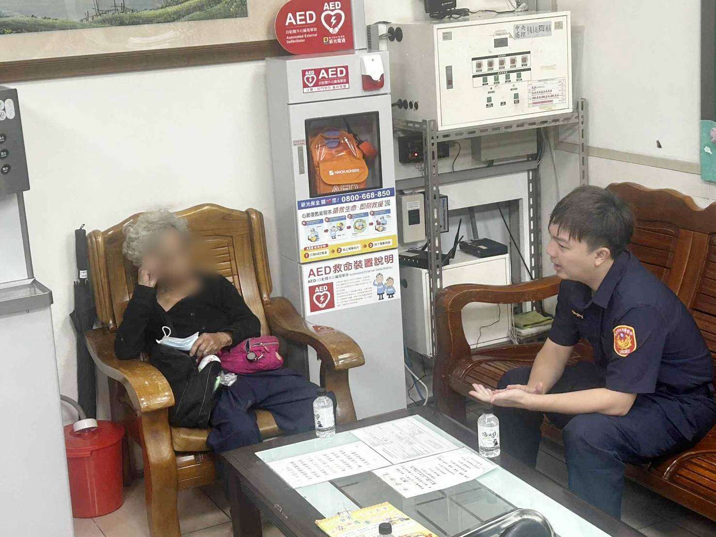 老婦深夜呆坐大園交流道旁 警方一查:已被通報失蹤 375904 0