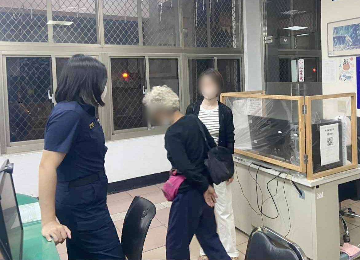 老婦深夜呆坐大園交流道旁 警方一查:已被通報失蹤 375905 0
