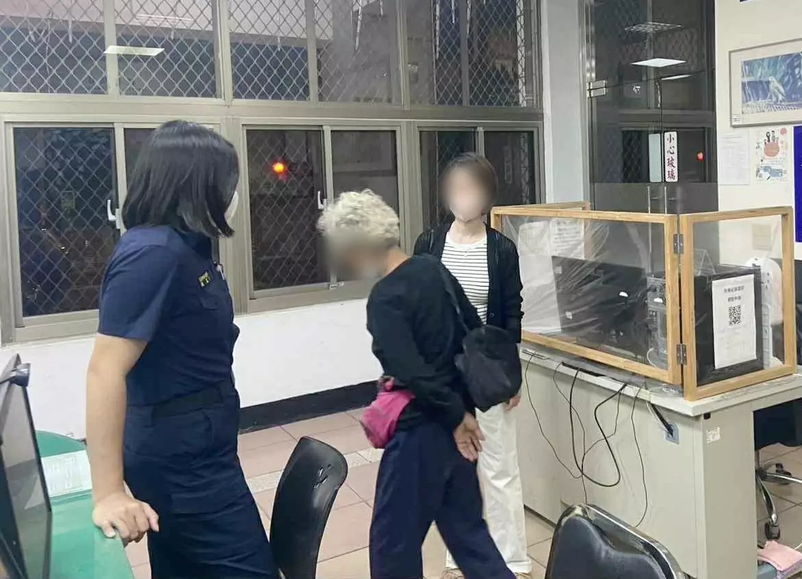 老婦深夜呆坐大園交流道旁 警方一查:已被通報失蹤 375905 0