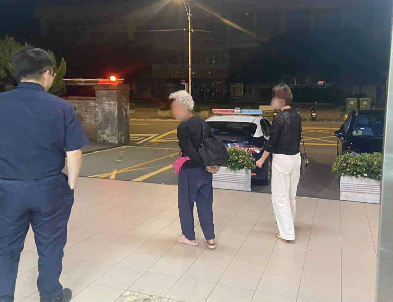 老婦深夜呆坐大園交流道旁 警方一查:已被通報失蹤 375907 0