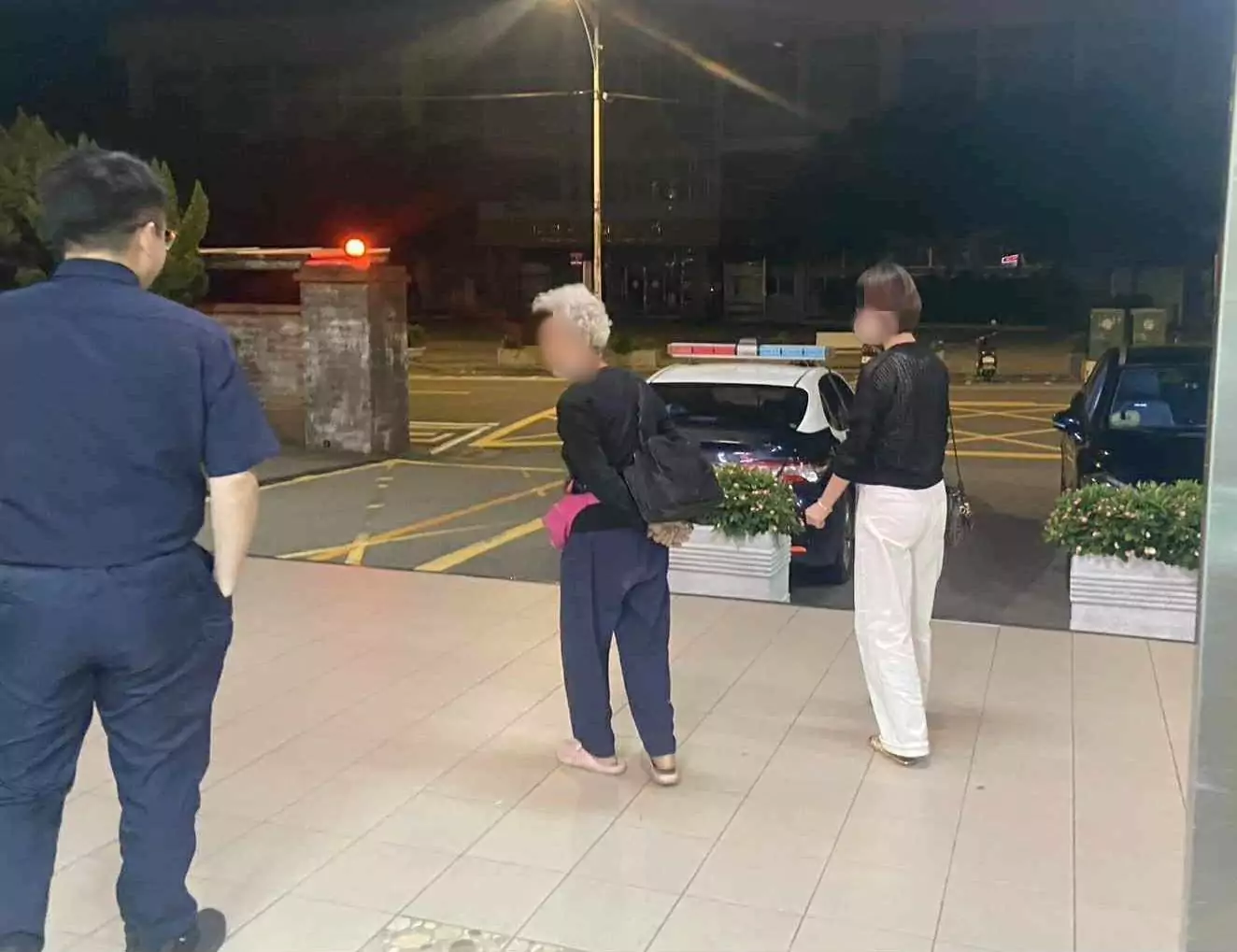 老婦深夜呆坐大園交流道旁 警方一查:已被通報失蹤 375907 0